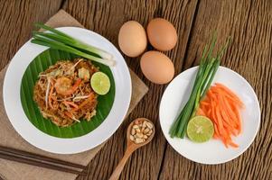 piatto di gamberetti pad thai con calce e uova foto