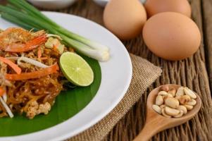 piatto di gamberetti pad thai con calce e uova foto