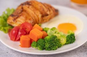 croissant all'uovo fresco e colazione a base di verdure