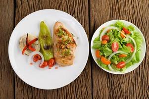 pollo alla griglia con verdure grigliate e insalata foto