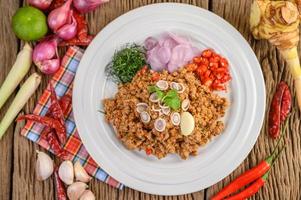 insalata di maiale macinata con spezie su un tavolo di legno foto