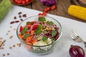 insalata di frutta e verdura fresca in una ciotola di vetro foto