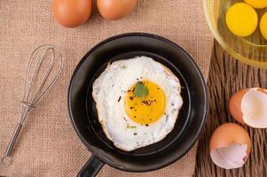 colazione con uova fritte foto