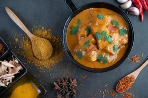 curry massaman con spezie tradizionali foto