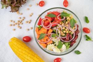 insalata di frutta e verdura fresca in una ciotola di vetro foto