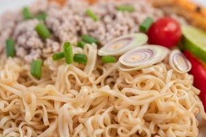 primo piano di tagliatelle con carne di maiale macinata foto