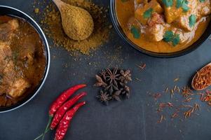 curry massaman con spezie tradizionali foto