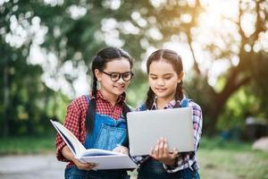 due ragazze che studiano e parlano tra loro in un parco foto