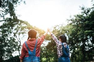 due giovani amiche alzando le mani in aria foto