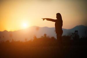 silhouette di donna su sfondo bellissimo tramonto foto