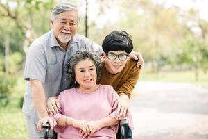 famiglia che gode di una giornata al parco foto