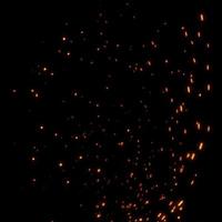 scintilla di fuoco su sfondo nero foto