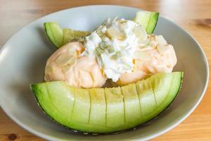 gelato alla vaniglia con fette di melone foto