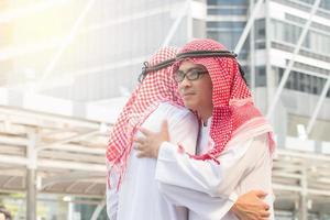uomini d'affari arabi che si abbracciano foto