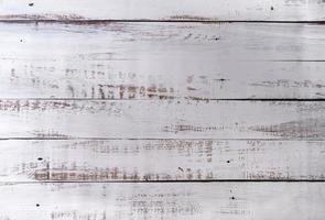 vecchio legno tagliuzzato sfondo, vernice a strisce bianche su assi di legno foto