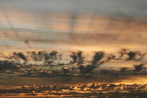 cielo nuvoloso durante l'ora d'oro foto