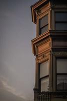 san francisco, ca, 2020 - edificio vittoriano al tramonto foto