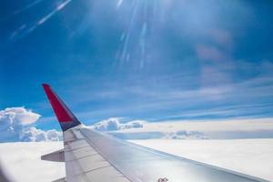 aereo volante sopra il cielo foto