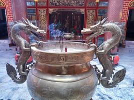 malang, Indonesia, su gennaio-07-2023. eccitazione su Cinese nuovo anno vigilia. ita un kong tempio, un' posto di culto per tre religioni, confucianesimo, taoismo e buddismo. foto