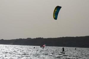 windsurf, kitesurf, acqua e vento gli sport motorizzato di vele o aquiloni foto