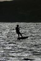 windsurf, kitesurf, acqua e vento gli sport motorizzato di vele o aquiloni foto