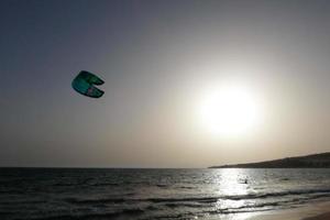 windsurf, kitesurf, acqua e vento gli sport motorizzato di vele o aquiloni foto