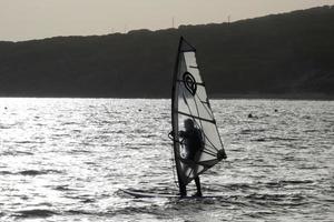 windsurf, kitesurf, acqua e vento gli sport motorizzato di vele o aquiloni foto