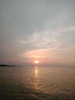 bellissimo tramonto Visualizza su suradadi spiaggia foto