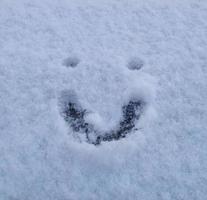 faccina sorridente nella neve foto