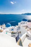 bellissimo santorini, Oia villaggio panorama. estate viaggio e vacanza sfondo. lusso panoramico scenario, Perfetto bianca architettura e blu mare, privato piscine, lettini. lusso estate paesaggio foto