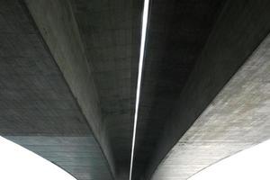 lato inferiore del ponte in cemento foto