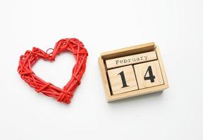 di legno calendario con Data 14 febbraio e rosso cuore su bianca sfondo foto