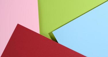 moderno luminosa sfondo con blu e rosa, rosso e verde lenzuola di carta con ombra. foto