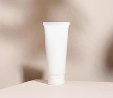vuoto bianca plastica tubi per cosmetici. confezione per crema, gel, siero, pubblicità e Prodotto promozione, finto su foto