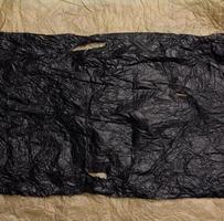 spiegazzato nero e Marrone carta, astratto struttura sfondo foto