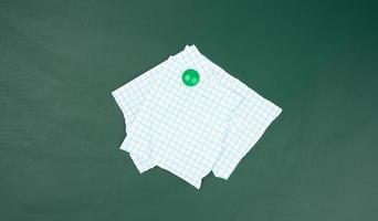 vuoto lenzuola di carta nel un' gabbia allegato per un' verde magnetico tavola foto