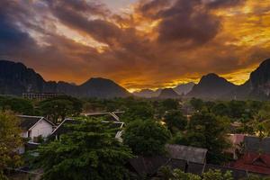 punto di vista e bellissimo paesaggio nel tramonto a vang Vieng, Laos. foto