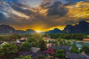 paesaggio punto di vista e bellissimo tramonto a vang Vieng, Laos. foto