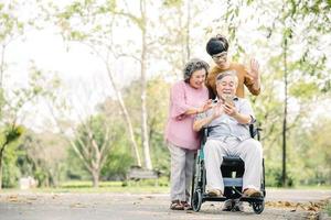 famiglia divertendosi utilizzando smartphone nel parco foto