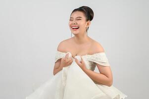 giovane asiatico bellissimo sposa sorridente con contento su bianca sfondo foto