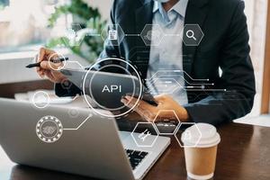 api applicazione programmazione interfaccia, donna utilizzando computer portatile, tavoletta e smartphone con virtuale schermo api icona Software sviluppo attrezzo, tecnologia e networking concetto. foto