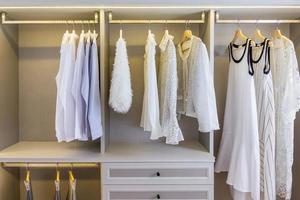 vestiti bianchi in un armadio foto