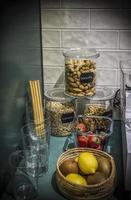muesli e alcuni frutta nel il cucina pronto per preparazione un' salutare prima colazione foto