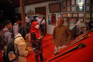 visitatori guardare a un' collezione di keris nel un' galleria. banto, Indonesia - 25 agosto 2022 foto