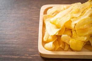 chips di banana - banana affettata fritta o al forno foto