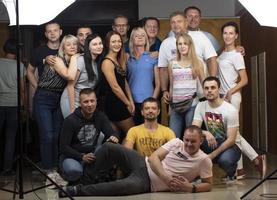 settembre 04, 2021. bielorussia, il città di gomil. gli sport vacanza. un' gruppo di di mezza età persone Guarda a il macchina fotografica.a gruppo di persone o dipendenti In piedi insieme per un' gruppo ritratto. foto