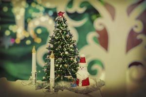 Vintage ▾ Natale sfondo con abete albero candele e giocattolo Santa claus. foto