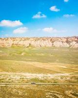 vista aerea del paesaggio georgiano panoramico con auto 4wd in piedi sulla valle del fiume asciutto. parco nazionale vashlovani foto