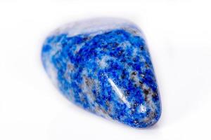 macro minerale pietra blu lapis lazuli afghanistan su bianca sfondo foto