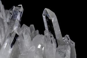 macro minerale pietra strass nel cristalli su un' nero sfondo foto